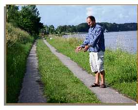 Hier könnte ein Sinnstein gelegt werden: Holger Thiesen am Nord-Ostsee-Kanal.    Foto: Peter J. Gollnik