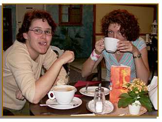 Kaffeeklatsch bei Torte und Milchkaffee    Foto: Gollnik