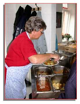 Tafel-Köchin Giesela Schult bei der Essen-Ausgabe. Leberragout, Schweine- und Rinderbraten - alles gespendet. Foto: Peter J. Gollnik